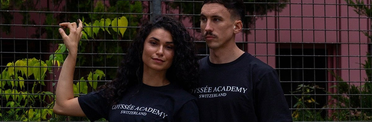 T-shirt Odyssée Timeless porté par deux pratiquants du club