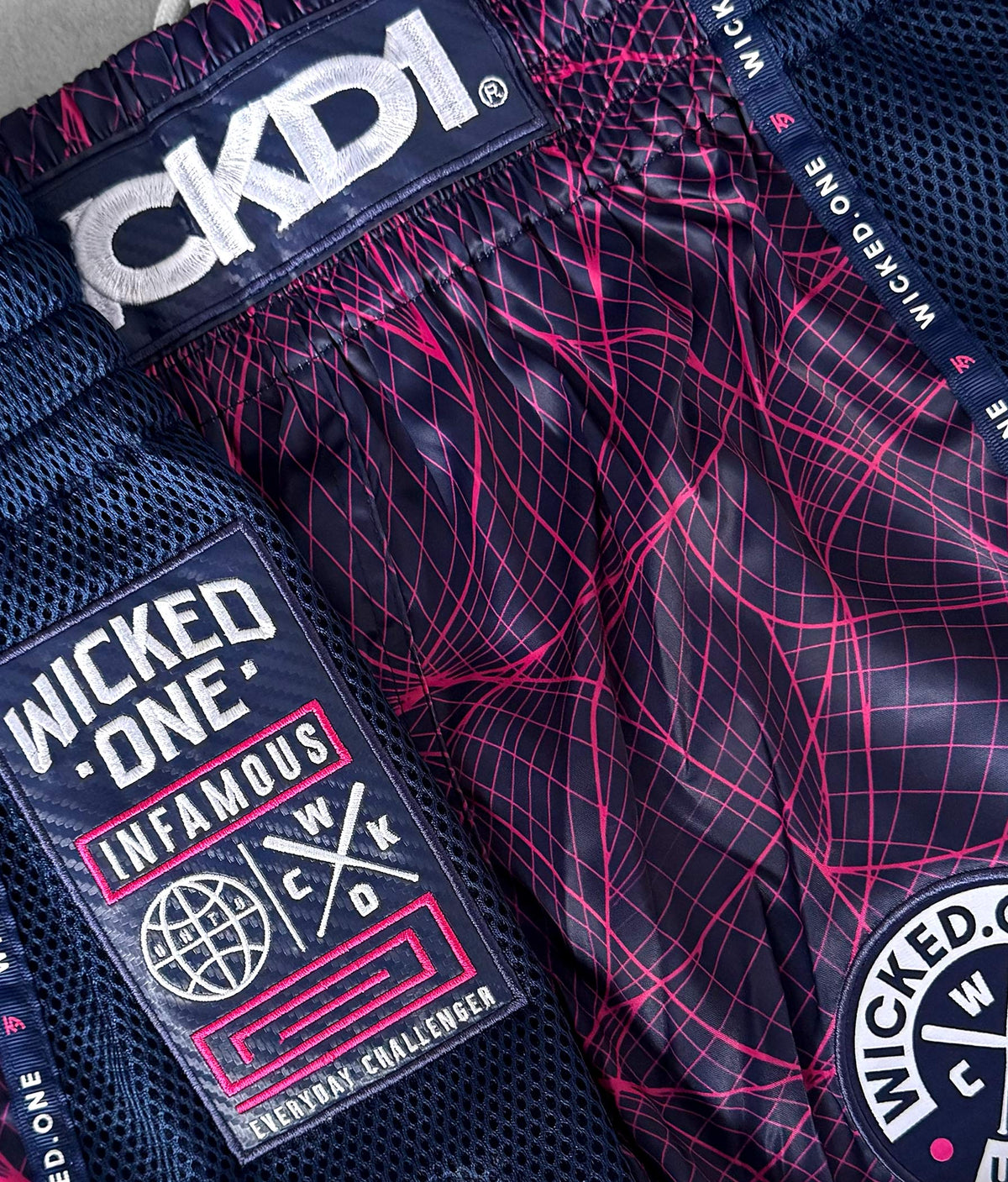 Short muay thai Metavers navy/rose, vue 2
