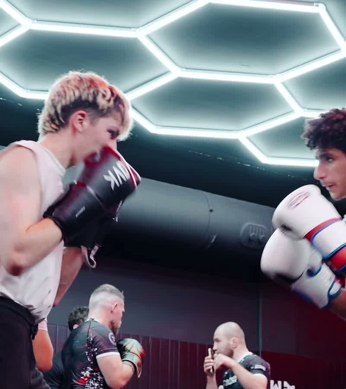 Entrainement collectif de boxe en binomes, salle Odyssee Academy