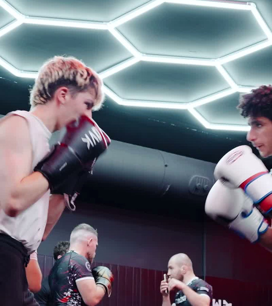Entrainement collectif de boxe en binomes, salle Odyssee Academy